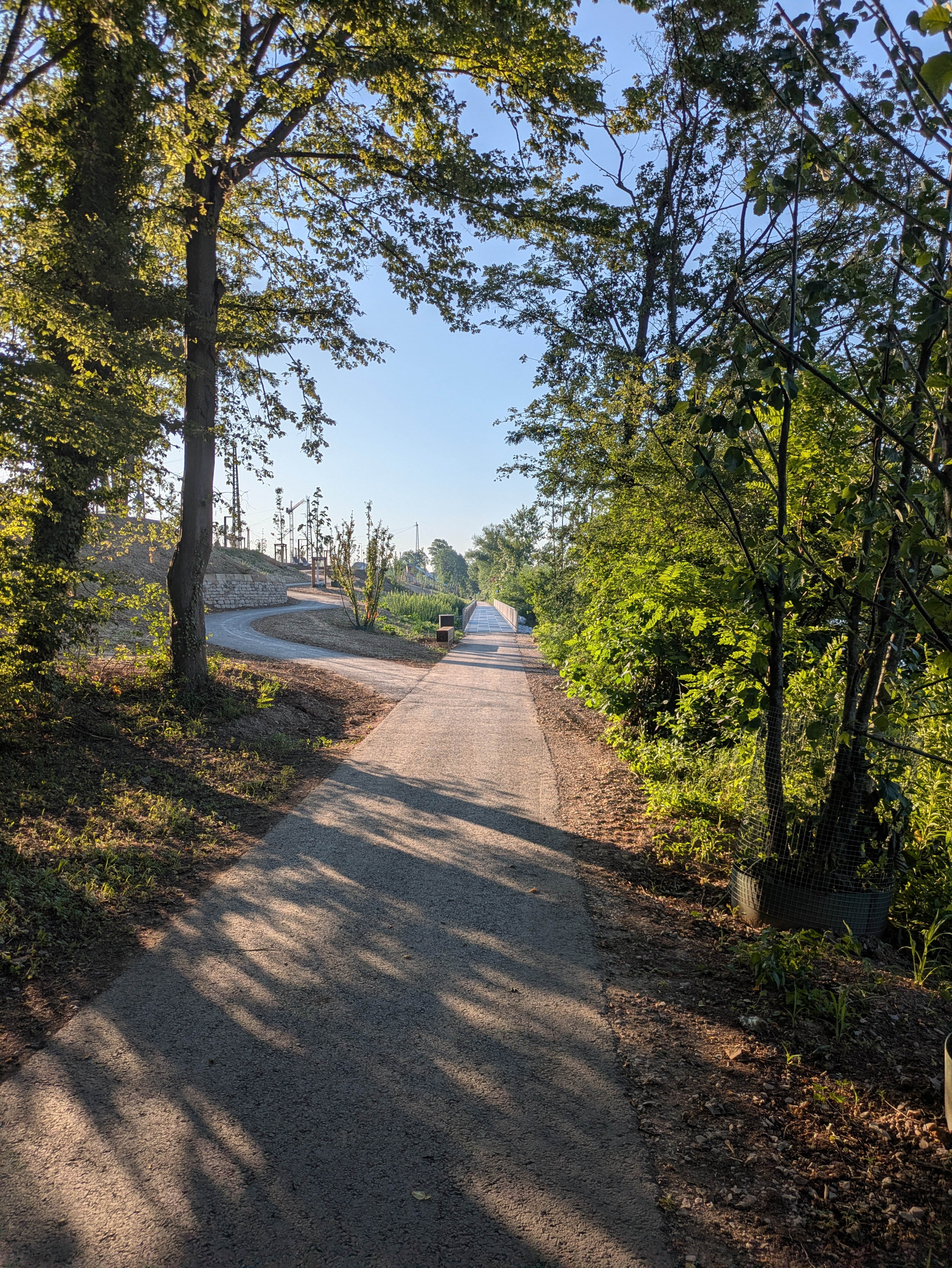 Titelbild des Sozialmonitors Esslingen: Ansicht des neuen Neckaruferparks von Westen her